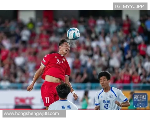 以足球比赛中零分表现球员为焦点分析：他们如何在赛场上默默承受压力与挑战